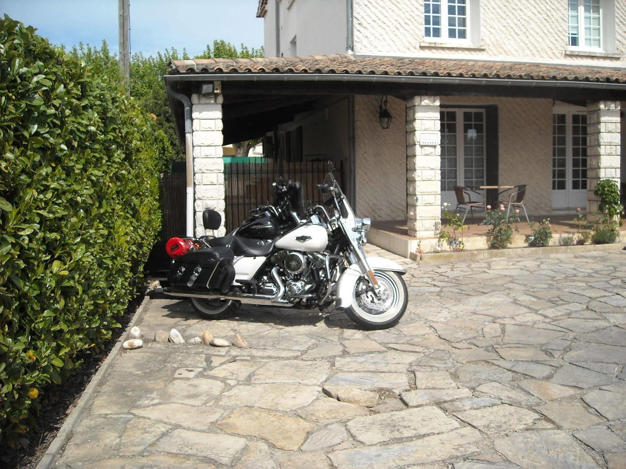 Hotel Ecusson Saint-Hilaire-de-Brethmas Exterior foto